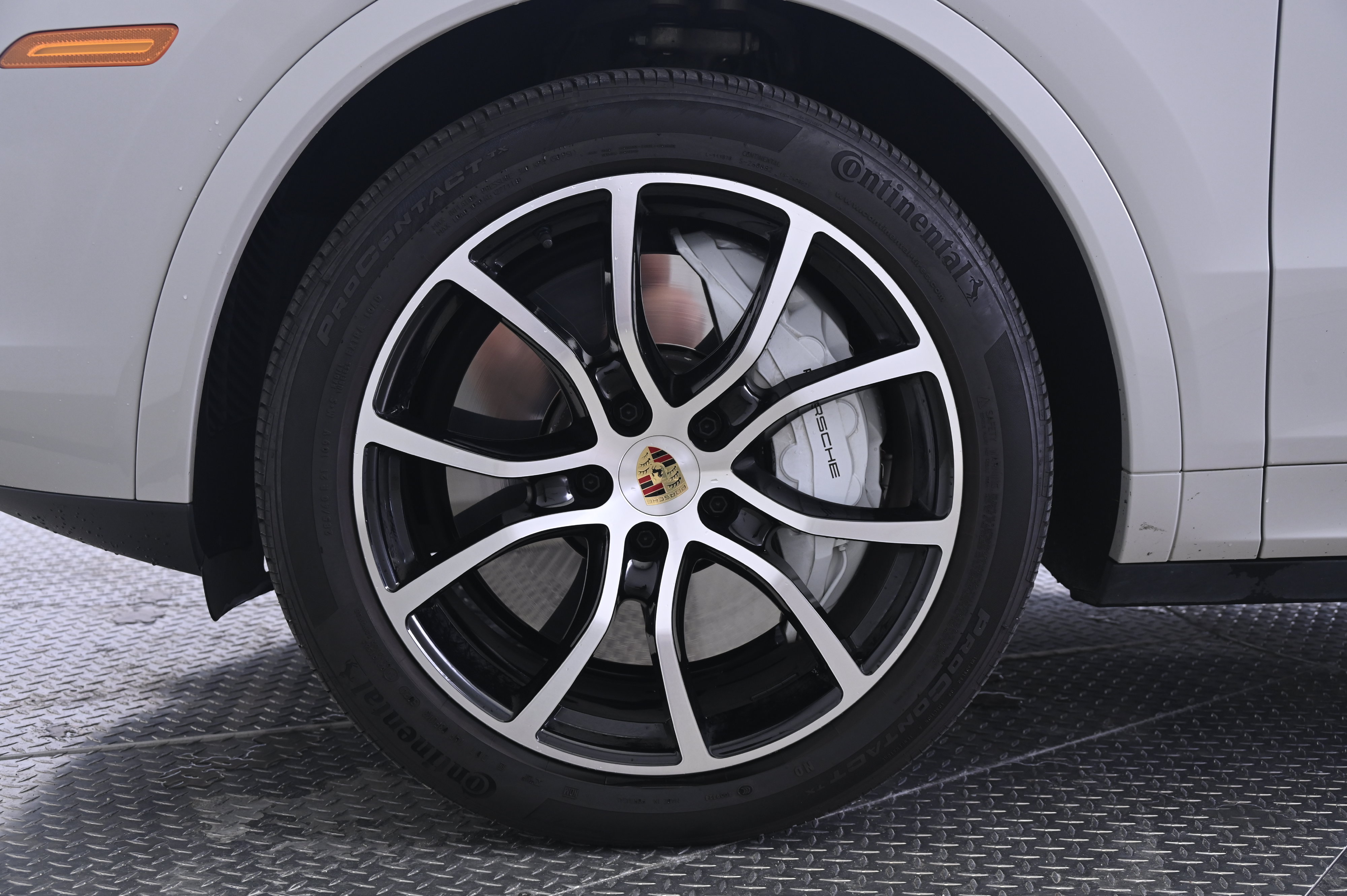 Certified 2023 Porsche Cayenne Turbo AWD/4WD image 11