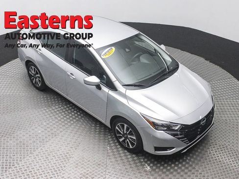 Used 2025 Nissan Versa SV FWD image 3
