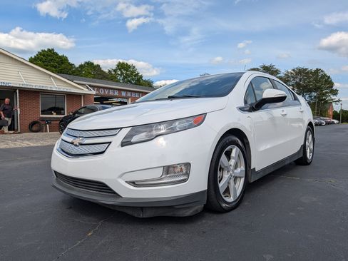 Used 2014 Chevrolet Volt FWD image 2