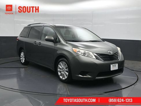 Used 2014 Toyota Sienna LE AWD/4WD image 4