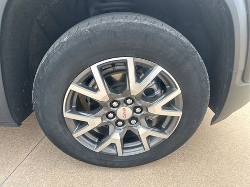 Used 2023 GMC Acadia SLE w/ Driver Convenience Package image 9