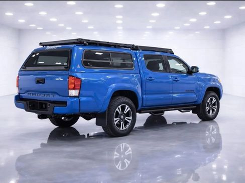 Used 2017 Toyota Tacoma TRD Sport w/ Premium & Technology Package image 5