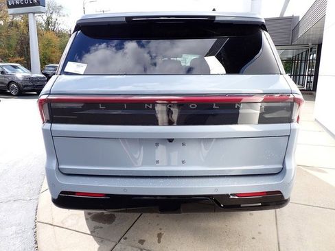 New 2025 Lincoln Navigator Reserve w/ Jet Appearance Package image 4