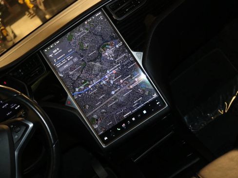 Used 2018 Tesla Model X 75D image 33