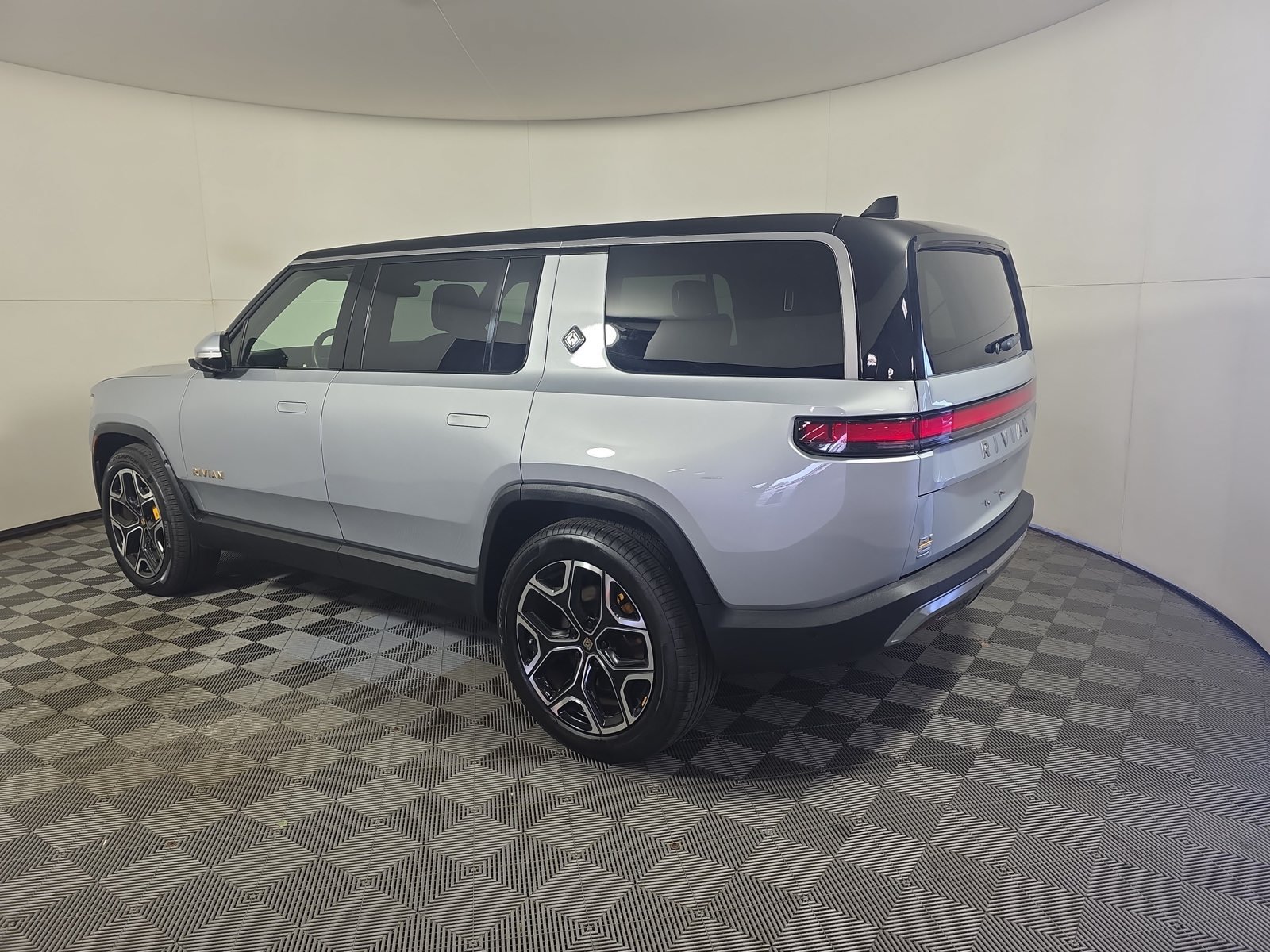 Used 2022 Rivian R1S Launch Edition Quad AWD/4WD image 3