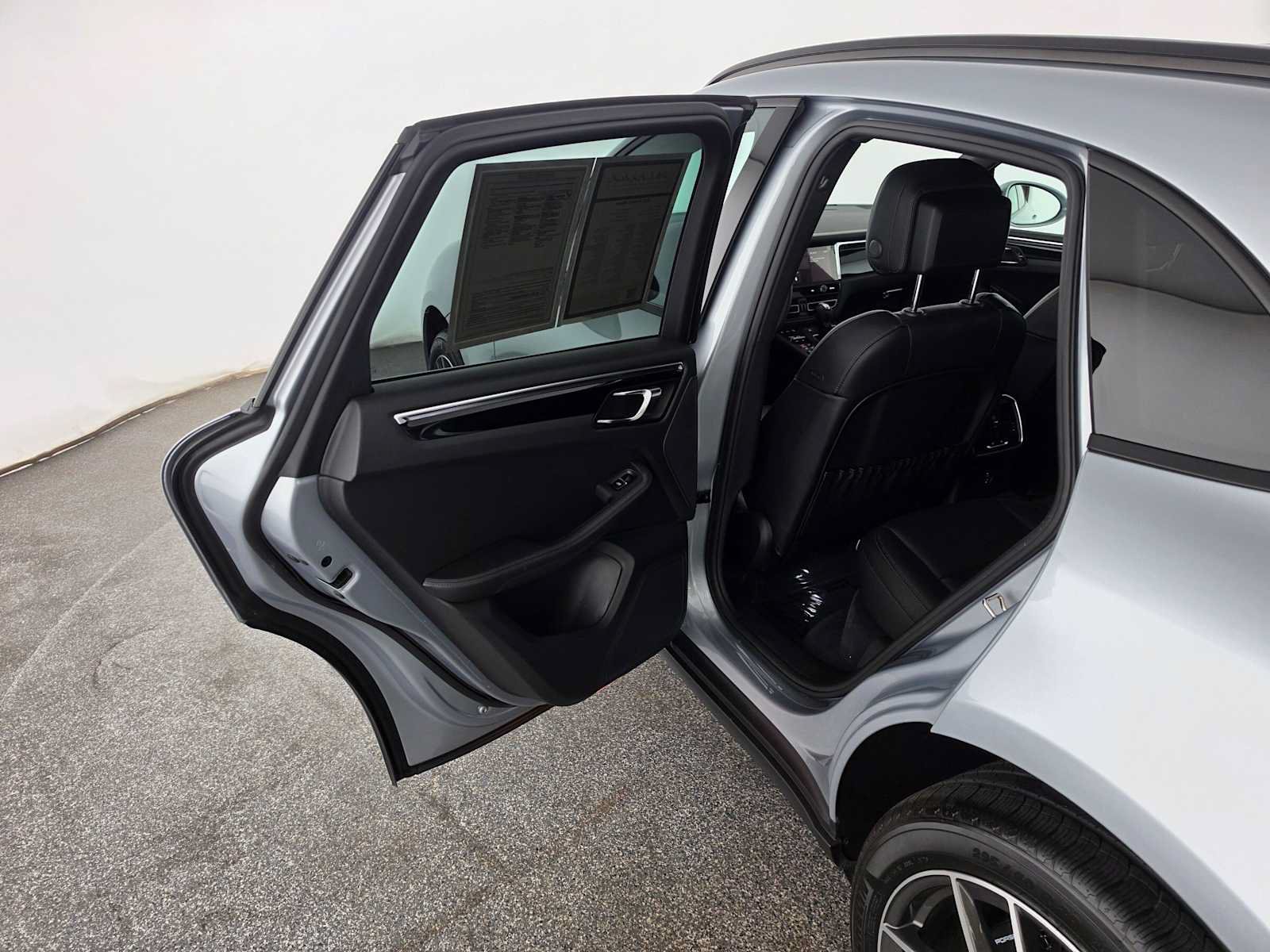 Used 2025 Porsche Macan AWD/4WD image 15
