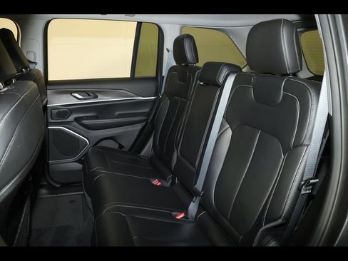 Used 2022 Jeep Grand Cherokee Limited image 26