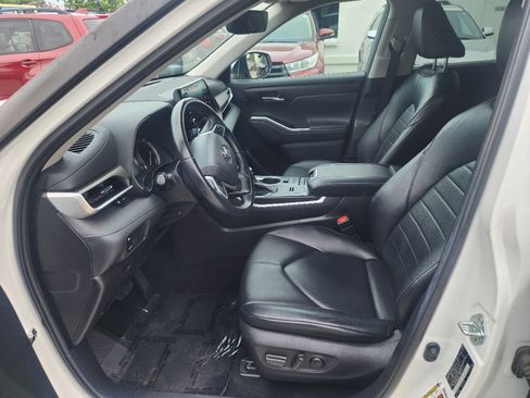Used 2022 Toyota Highlander XLE FWD image 8