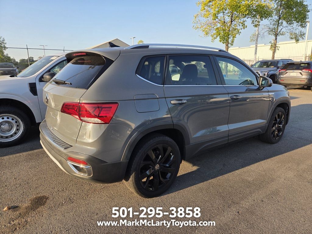 Used 2023 Volkswagen Taos SE w/ Panoramic Sunroof Package FWD image 5
