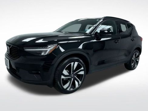 Used 2025 Volvo XC40 B5 Plus image 19
