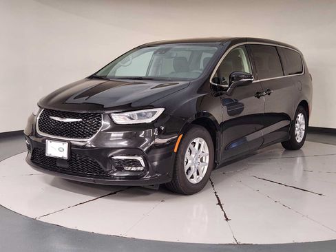 Used 2023 Chrysler Pacifica Touring-L FWD image 1