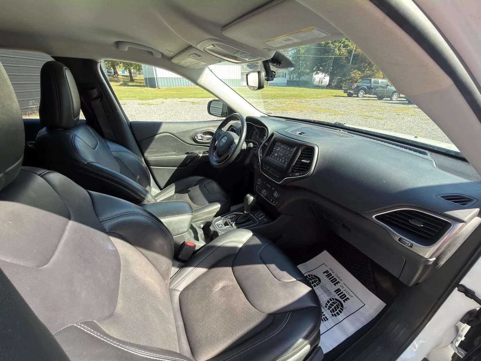Used 2019 Jeep Cherokee Latitude Plus w/ Comfort/Convenience Group FWD image 10