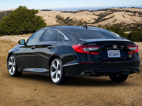 Used 2018 Honda Accord Touring image 6