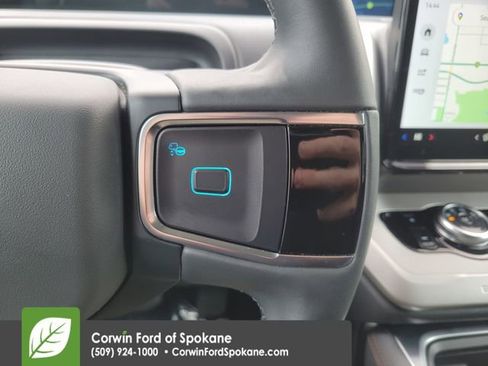 Used 2025 Ford Expedition Active image 32