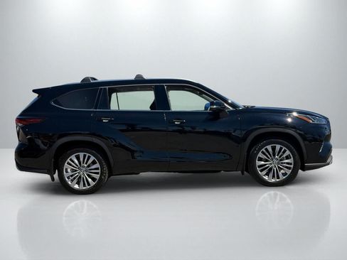 Used 2025 Toyota Highlander Platinum AWD/4WD image 8