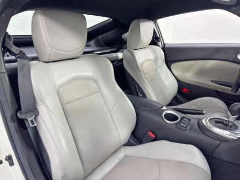 Used 2011 Nissan 370Z Touring image 32