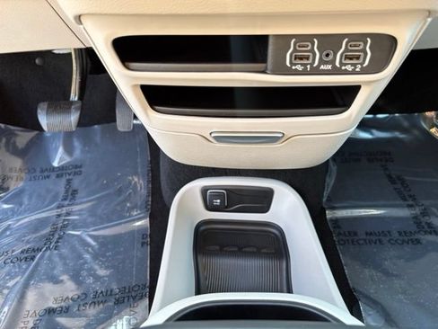 Used 2024 Chrysler Pacifica Touring-L FWD image 16