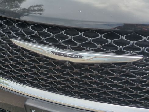 Used 2023 Chrysler Pacifica Touring-L FWD image 12