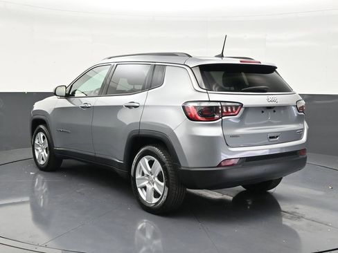 Used 2022 Jeep Compass Latitude FWD image 3