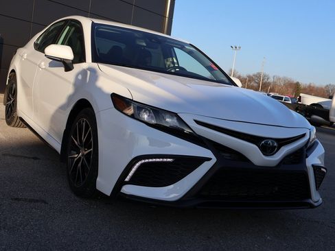 Used 2024 Toyota Camry SE image 6