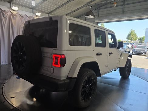 Used 2024 Jeep Wrangler Unlimited Sahara AWD/4WD image 3