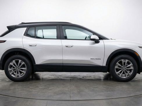 Used 2025 Chevrolet Equinox LT image 8