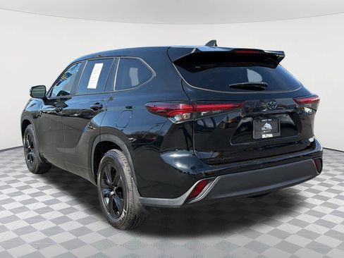 Used 2024 Toyota Highlander LE image 7