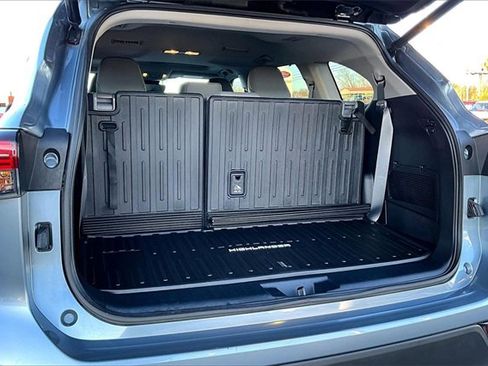 Used 2023 Toyota Highlander XLE image 29