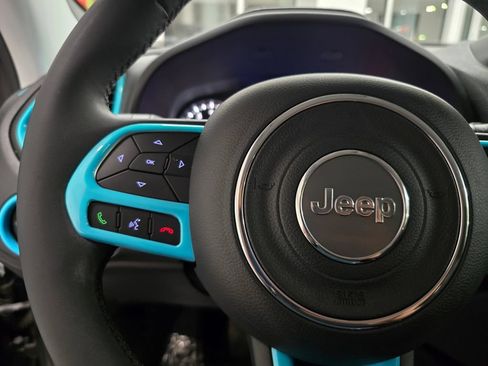 Used 2018 Jeep Renegade Latitude FWD image 17