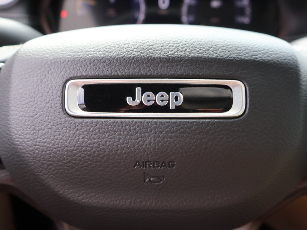 Used 2023 Jeep Grand Cherokee Limited w/ Black Appearance Package AWD/4WD image 27