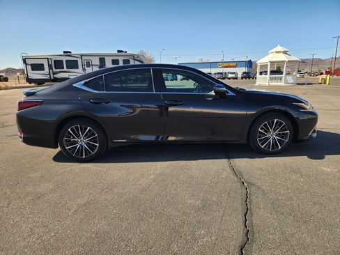 Used 2022 Lexus ES 300h w/ Premium Package image 4