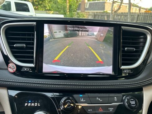 Used 2024 Chrysler Pacifica Limited FWD image 17