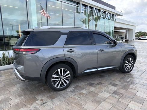 Used 2022 Nissan Pathfinder Platinum w/ Cargo Package AWD/4WD image 2
