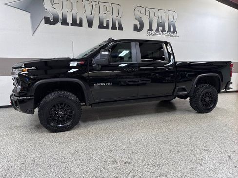 Used 2024 Chevrolet Silverado 2500 ZR2 w/ Technology Package image 4