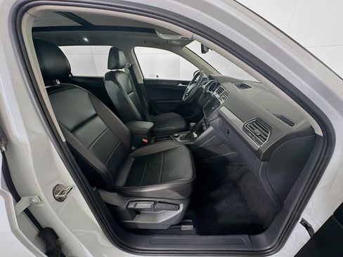 Used 2021 Volkswagen Tiguan SE w/ Panoramic Sunroof Package image 31