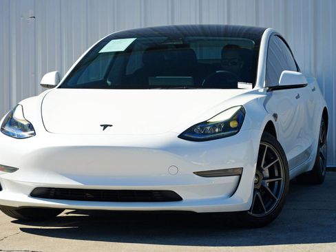Used 2023 Tesla Model 3 Standard Range image 2