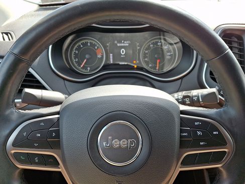 Used 2019 Jeep Cherokee Latitude Plus w/ Cold Weather Group AWD/4WD image 18