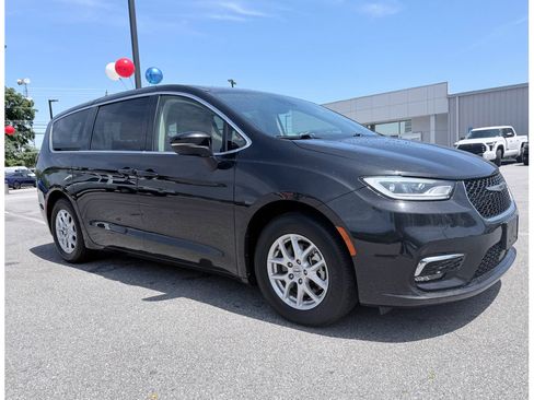 Used 2023 Chrysler Pacifica Touring-L image 2