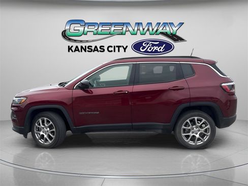 Used 2022 Jeep Compass Latitude w/ Sun and Sound Group image 4