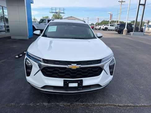 Used 2024 Chevrolet Trax LT w/ Driver Confidence Package FWD image 2