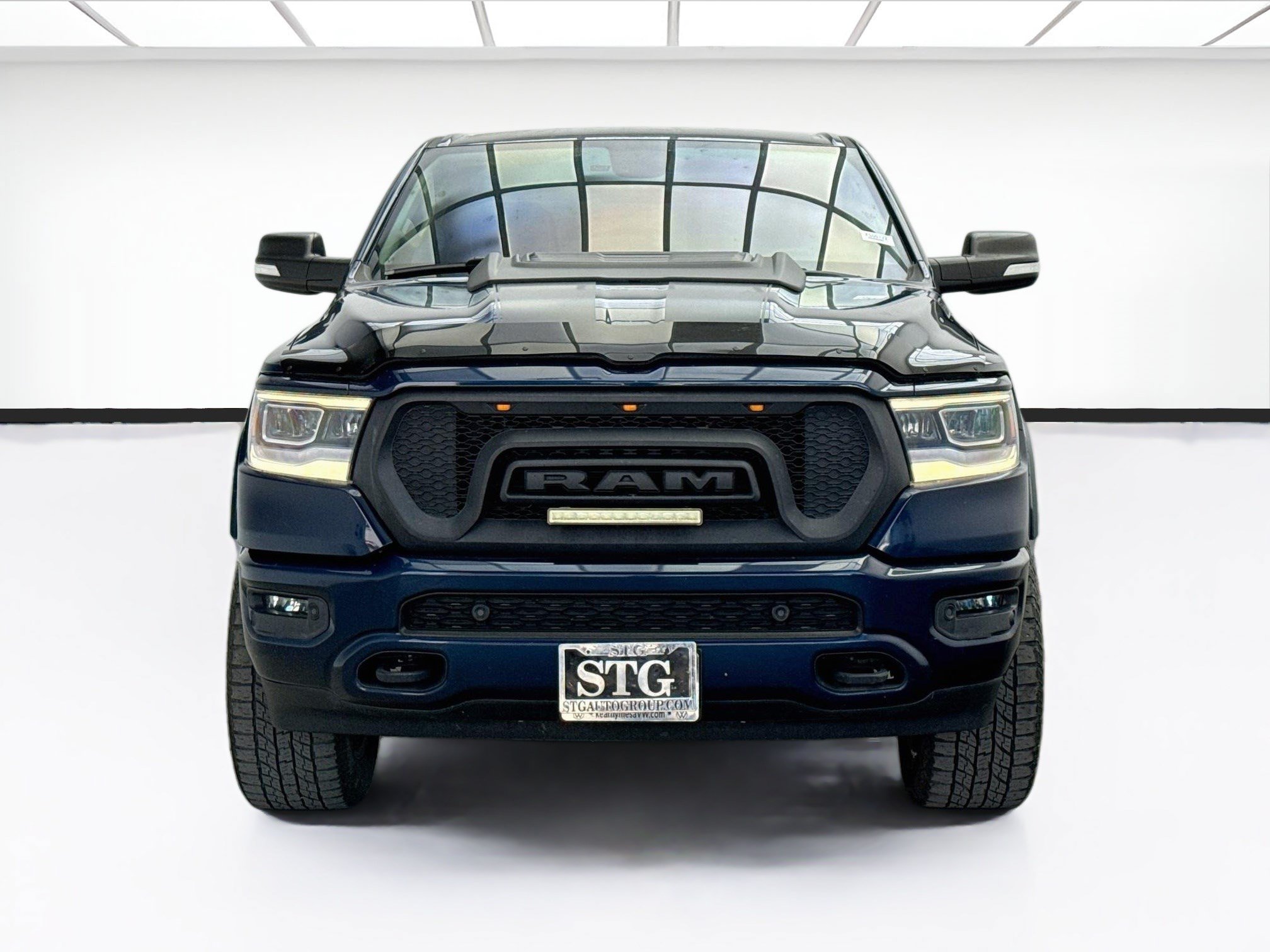 Used 2019 RAM 1500 Laramie AWD/4WD image 2