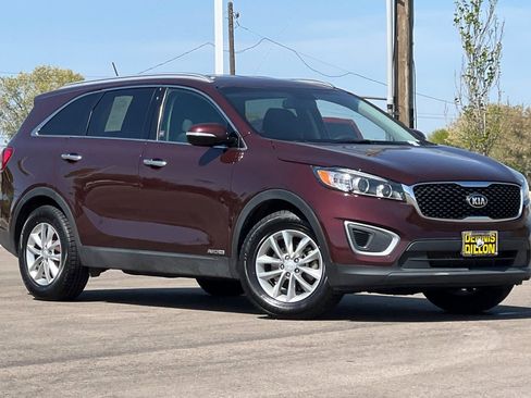 Used 2017 Kia Sorento AWD image 2