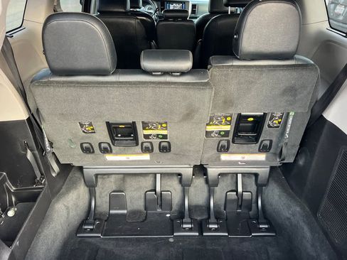 Used 2017 Toyota Sienna SE image 17