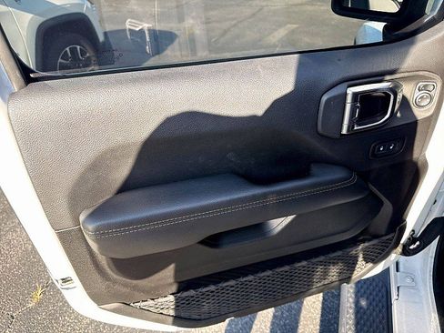 Used 2023 Jeep Gladiator Overland AWD/4WD image 18