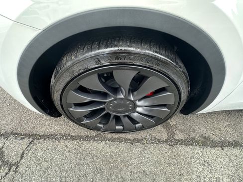 Used 2023 Tesla Model Y Performance image 22