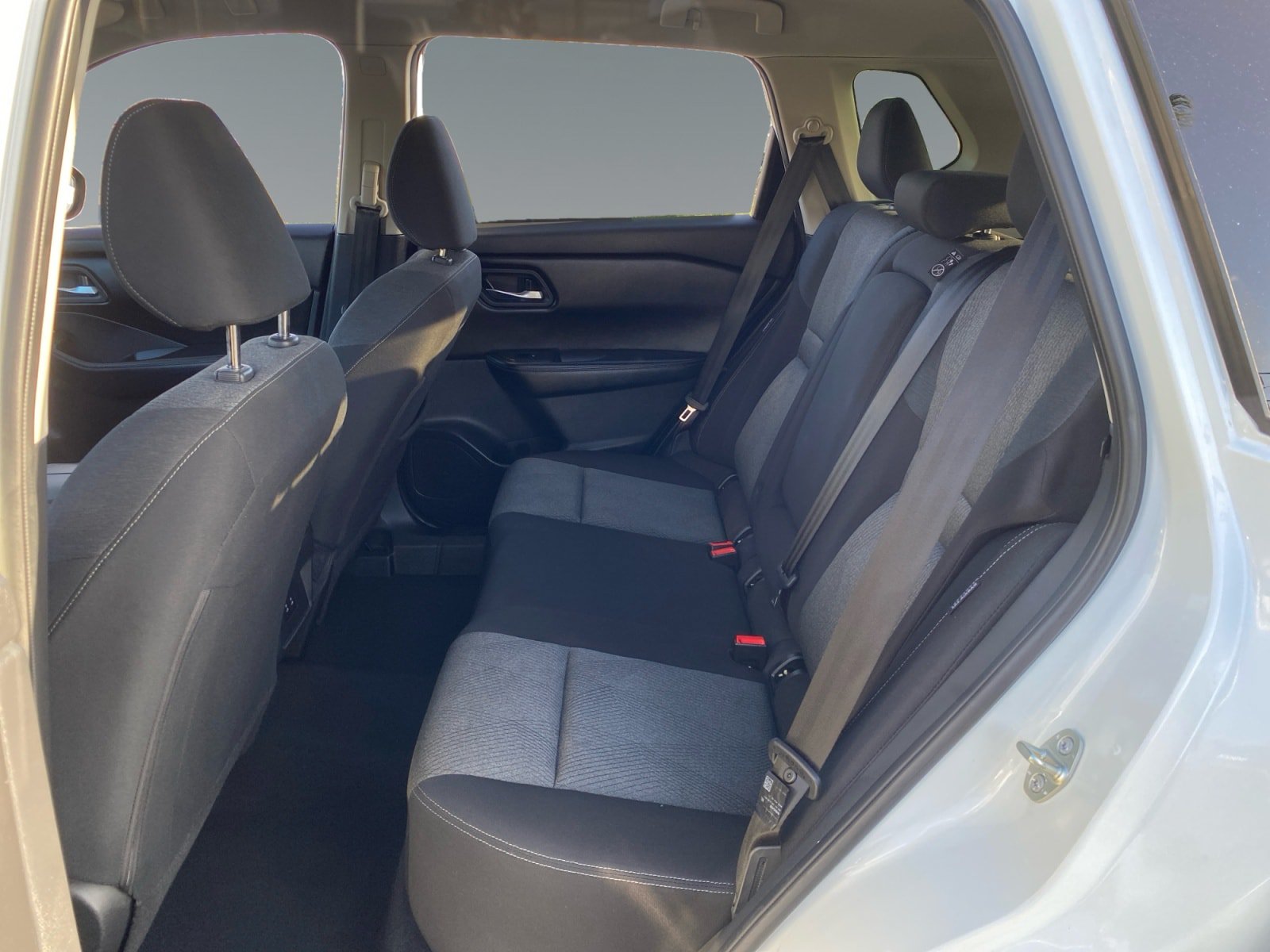 Used 2025 Nissan Rogue SV FWD image 13