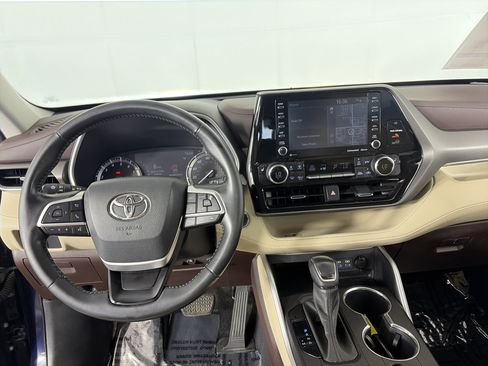 Used 2022 Toyota Highlander XLE AWD/4WD image 3