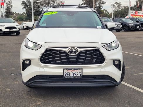 Used 2023 Toyota Highlander XLE image 2