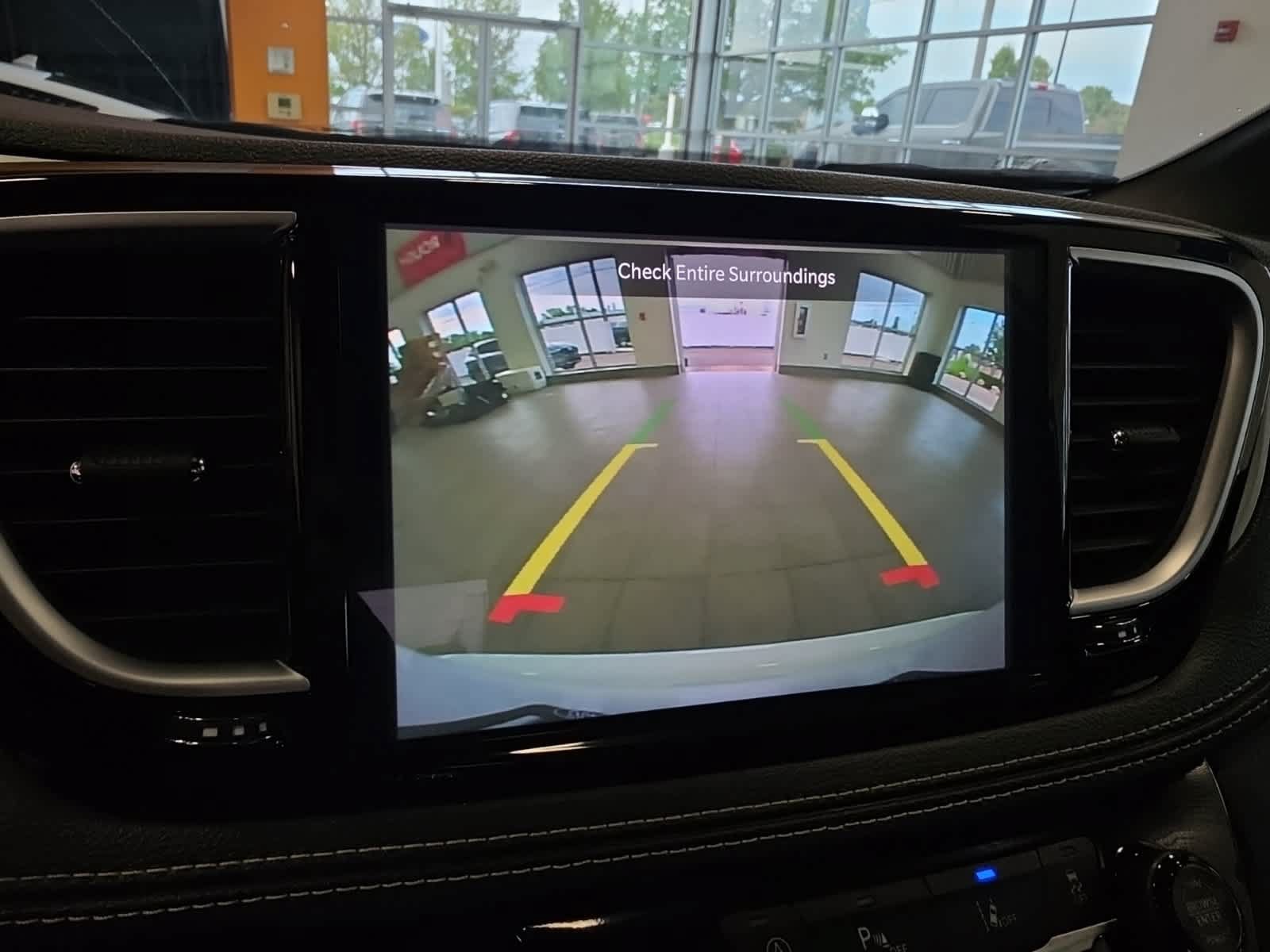 Used 2025 Chrysler Pacifica Limited FWD image 33