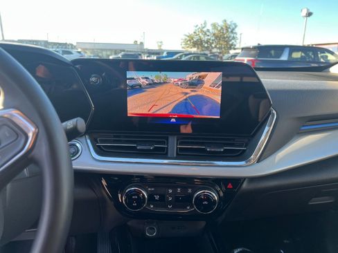 Used 2025 Chevrolet Trax LT w/ LT Convenience Package image 17